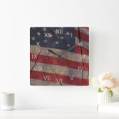 Patriotisches US-Flaggensegment über rustikales, g Quadratische Wanduhr (Zuhause)