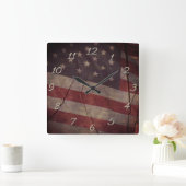 Patriotisches US-Flaggensegment über rustikales, g Quadratische Wanduhr (Zuhause)