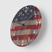 Patriotisches US-Flaggensegment über rustikales, g Runde Wanduhr (Winkel)