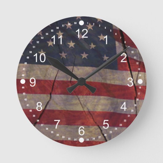 Patriotisches US-Flaggensegment über rustikales, g Runde Wanduhr (Vorderseite)