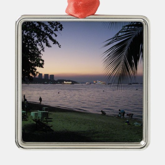 Pattaya Beach Sunset ... Chonburi, Thailand Silbernes Ornament (Vorne)