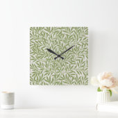 Pattern of green leafy branches  quadratische wanduhr (Zuhause)