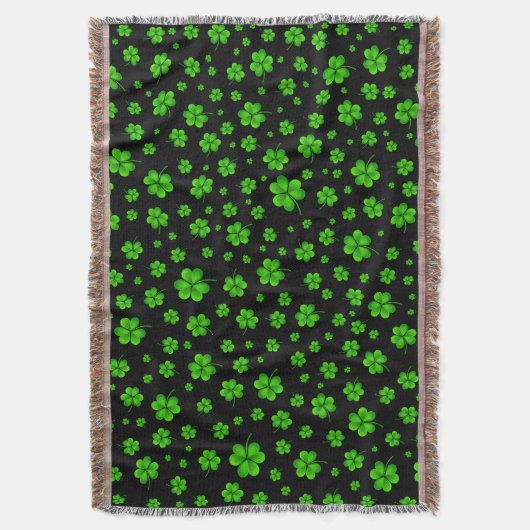 Pattern of green shamrocks on black background decke (Vorderseite Vertikal)