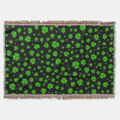 Pattern of green shamrocks on black background decke (Vorderseite)