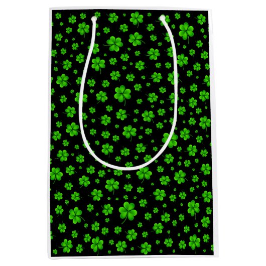 Pattern of green shamrocks on black background mittlere geschenktüte (Vorderseite)