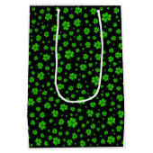 Pattern of green shamrocks on black background mittlere geschenktüte (Rückseite)