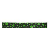 Pattern of green shamrocks on black background satinband (Vorderseite)