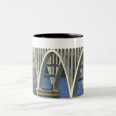 Patterson Memorial Bridge Autobahn 101 Zweifarbige Tasse (Mittel)