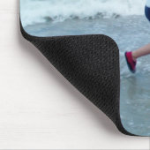 Patty, der auf den Strand läuft Mousepad (Ecke)