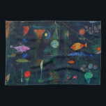 Paul Klee Fish Magic Abstrakte Malerei Grafik Geschirrtuch<br><div class="desc">Dieses berühmte Gemälde zeigt der Bauhaus-abstrakte Künstler Paul Klee Modernismus mit abstrakten Fischen,  die durch einen schwarz-blauen Ozean schwimmen. Eine abstrakte,  expressionistische Grafik.</div>