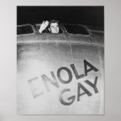 Paul Tibbets im Enola Gay Bomber — WW2 Poster (Vorne)
