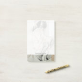 Paulette-Lesung, die auf ihrem Spielzeug-Hund Post-it Klebezettel (Auf Schreibtisch)