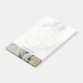 Paulette-Lesung, die auf ihrem Spielzeug-Hund Post-it Klebezettel (angewinkelt)