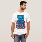 “Pause My Game to Be Here – Gaming Setup T-Shirt” T-Shirt (Vorne ganz)