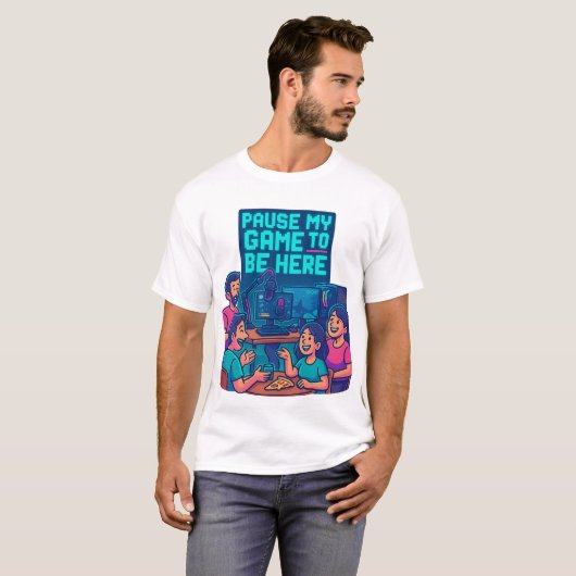 “Pause My Game to Be Here – Gaming Setup T-Shirt” T-Shirt (Vorne ganz)