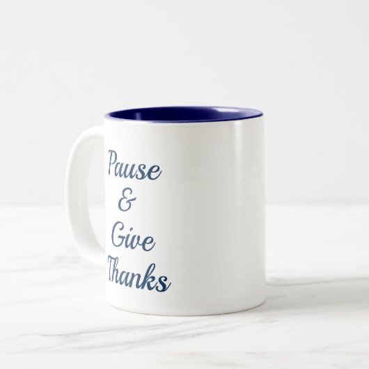 Pause und gebt Dankbarkeit Tasse (Vorderseite Links)