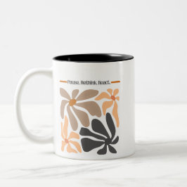 Pausieren. Überdenken. Reagieren. Zweifarbige Tasse