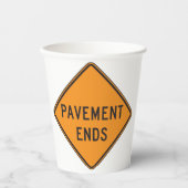 Pavement beendet Straßensignatur Verkehrswarnung Pappbecher (Vorderseite)