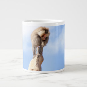 Pavianaffe auf einem Berggipfel Jumbo-Tasse