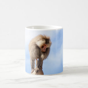 Pavianaffe auf einem Berggipfel Kaffeetasse