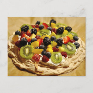 Pavlova mit bunten Früchten Postkarte