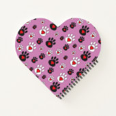 Paw druckt mit roten Herzen auf rosa Notizblock (Rückseite)