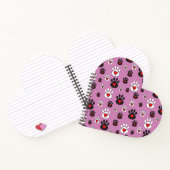 Paw druckt mit roten Herzen auf rosa Notizblock (Innenseite)