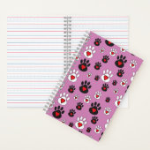 Paw druckt mit roten Herzen auf rosa Notizblock (Innen)