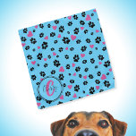 Paw druckt und Herz Muster Blue Monogram Name Halstuch<br><div class="desc">Niedliche Bandana mit schwarzen Pfotendrucken und rosafarbenen Herzmustern in blauer Farbe. Schönes Accessoire für Hunde und Hundebesitzer :) ・ Personalisieren Sie es mit dem Namen und Monogramm des Haustieres, löschen Sie den Text oder passen Sie ihn weiter an - bearbeiten Sie Schriftart, Farben, ändern, verschieben/verschieben, fügen Sie Text und vieles...</div>