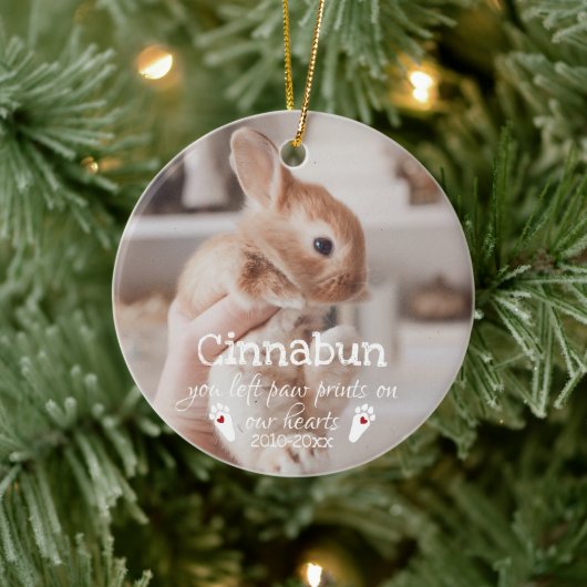 Paw Prints auf unserem Herz-Foto Bunny Memorial Keramik Ornament (Baum)