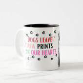 Paw Prints on Our Hearts: Ein Tribut an Canine Com Zweifarbige Tasse (Vorderseite Links)