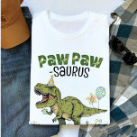 PawPaw-saurus Funny Dinosaur Kindergeburtstag Part T-Shirt<br><div class="desc">Dieser super niedliche PawPaw-Saurus Männer's unisex T - Shirt, entworfen, um Kinder Geburtstag Jahre 1-6, passende Dino-Designs für die Familie, ist das perfekte T für einen Großvater zu tragen, um Ihre Kleine Jurassic Dinosaurier Thema Geburtstagsfeier - großartige Familie Foto Keepsake Augenblick! Das Design besticht durch einen rauschenden T-Rex Dinosaurier-Cartoon mit...</div>