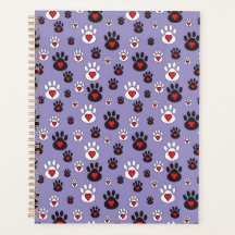 Pawprints mit roten Herzen auf blau