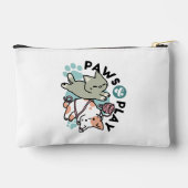 Paws and Play – Adorable Cat Illustration Zubehörtasche (Rückseite)
