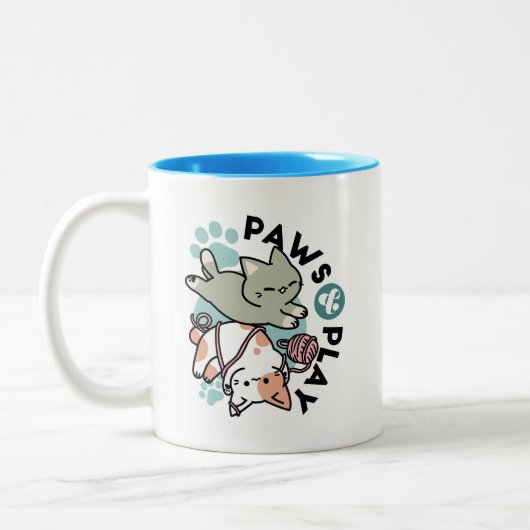 Paws and Play – Adorable Cat Illustration Zweifarbige Tasse (Links)