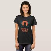Paws & Peace Yoga Cat Sunset Design T-Shirt (Vorne ganz)