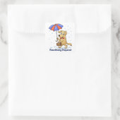 Pawsitively Prepared – Cute Dog with Umbrella Quadratischer Aufkleber (Tasche)