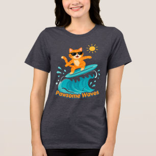 Pawsome Waves Surfen mit getigerter Katze und Sonn Tri-Blend Shirt