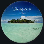 Pazifikinsel mit Palme-Flitterwochenknopf Button<br><div class="desc">Knöpfen Sie mit einer Wüste oder einer unbewohnten Insel mit Palmen und einem dunkelblauen Himmel im Türkiswasser einer Lagune im pazifischen Archipel Französisch-Polynesien mit dem Text: "Honeymooner zum zu sein…". Ein großer,  lustiger Zusatz,  auf einer Hochzeit für die verheirateten Paare zu tragen,  die auf Flitterwochen gehen.</div>