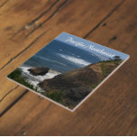 Pazifische Nordwestküste Landschaftlich Fliese<br><div class="desc">Keramik-Fliesen mit einem fotografischen Bild der Meereswellen,  die an einem felsigen Ufer entlang der landschaftlichen Nordwestküste des Pazifiks abstürzen. Wählen Sie Ihre Kachelgröße aus. Eine tolle Küche trivet!</div>
