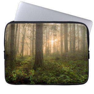 Pazifischer Nordwestnebeliger Morgen des wald  Laptopschutzhülle