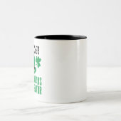 PE Teacher Shenanigans Coordinator St Patricks Day Zweifarbige Tasse (Mittel)