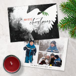 Peace Dove Foto Frohe Weihnachten Schwarz-weiß<br><div class="desc">Diese 7" x 5" flachen Weihnachtskarten haben eine abstrakte Taube in Schwarz,  Weiß und Rot. "Frohe Weihnachten" in Schwarz und Rot zusammen mit einem grünen Olivenzweig. Passen Sie Ihren Familiennamen und das Jahr an. Die Rückseite hat drei Fotos,  ein Portrait,  zwei Landschaften.</div>