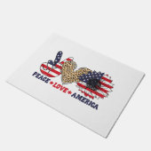 Peace Liebe America 4. Juli Patriotic Fußmatte (Schrägansicht)