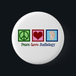 Peace Liebe Audiology Niedlich Audiologin Button<br><div class="desc">Peace Liebe Audiology Weihnachtsgeschenk für einen Audiologen,  der das Hören studiert. Ein Friedenszeichen,  ein Herz und ein Ohr,  um audiologische Studien zu repräsentieren.</div>
