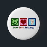Peace Liebe Audiology Niedlich Audiologin Button<br><div class="desc">Peace Liebe Audiology Weihnachtsgeschenk für einen Audiologen,  der das Hören studiert. Ein Friedenszeichen,  ein Herz und ein Ohr,  um audiologische Studien zu repräsentieren.</div>