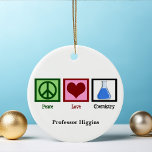 Peace Liebe Chemistry Teacher Custom Keramik Ornament<br><div class="desc">Wenn Sie ein Wissenschaftler sind oder ein Geeky-Geschenk für den Nerd in Ihrem Leben benötigen,  bietet dieses niedliche Chemistikschmuck ein Friedenszeichen,  ein Herz und Chemikalien in einem Becher. Peace Liebe Chemistry mit Ihrem Lehrer Monogramm unter dem Design.</div>