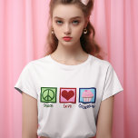 Peace Liebe Cupcakes Niedlich Baker Women's T-Shirt<br><div class="desc">Ein niedlicher Kuchenliebhaber für einen Bäcker,  der gerne Süßigkeiten und Desserts in einer Bäckerei backt. Ein Friedensschild,  ein Herz und ein hübscher Kuchen in Rosa.</div>