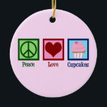 Peace Liebe Cupcakes Niedlich Pink Cupcake Baker Keramik Ornament<br><div class="desc">Ein niedliches Geschenk für einen Bäcker,  der gerne Süßigkeiten und Desserts in einer Bäckerei backt. Ein Friedensschild,  ein Herz und ein hübscher Kuchen in Rosa.</div>