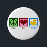 Peace Liebe Ducks Button<br><div class="desc">Perfektes hübsches Geschenk für jemanden,  der Enten oder Babygeschenke Lieben. Ein grünes Friedensschild,  ein rötliches Herz und ein niedliches,  gelbes Gummidipl.</div>